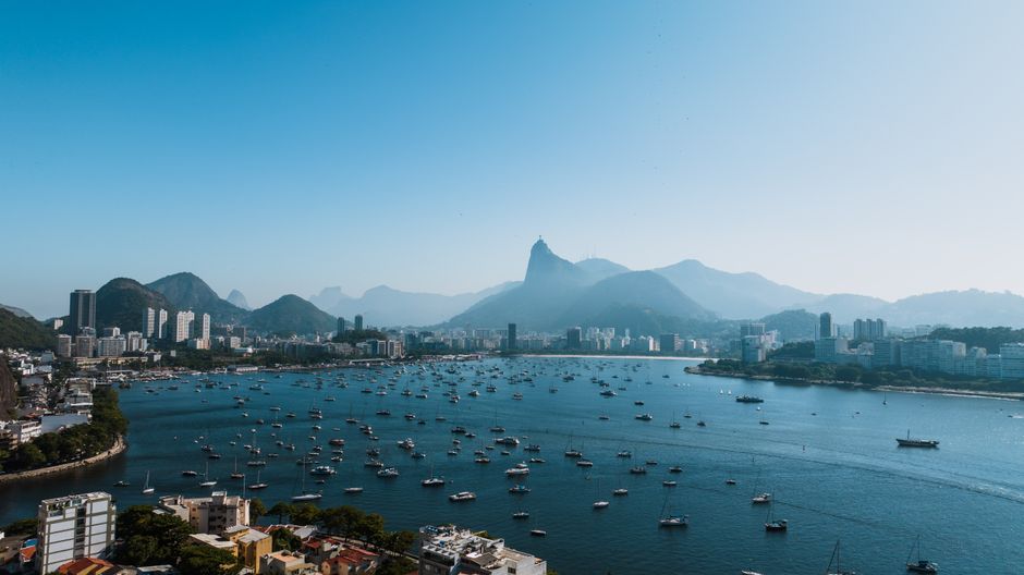 Vista aérea cautivadora del horizonte y la costa de Río de Janeiro bajo cielos azules claros.