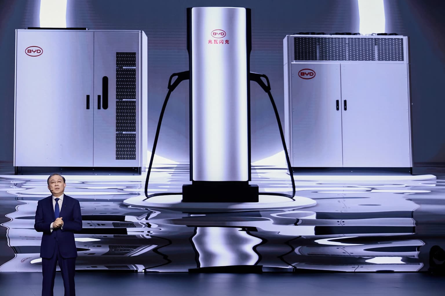 BYD alcanza 5,000 estaciones Flash Charging y cierra alianza con KFC