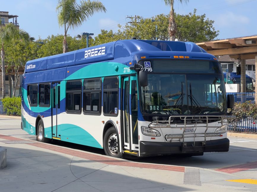 Un autobús Breeze en Oceanside, California, estacionado bajo un cielo despejado. Perfecto para temas de transporte público.