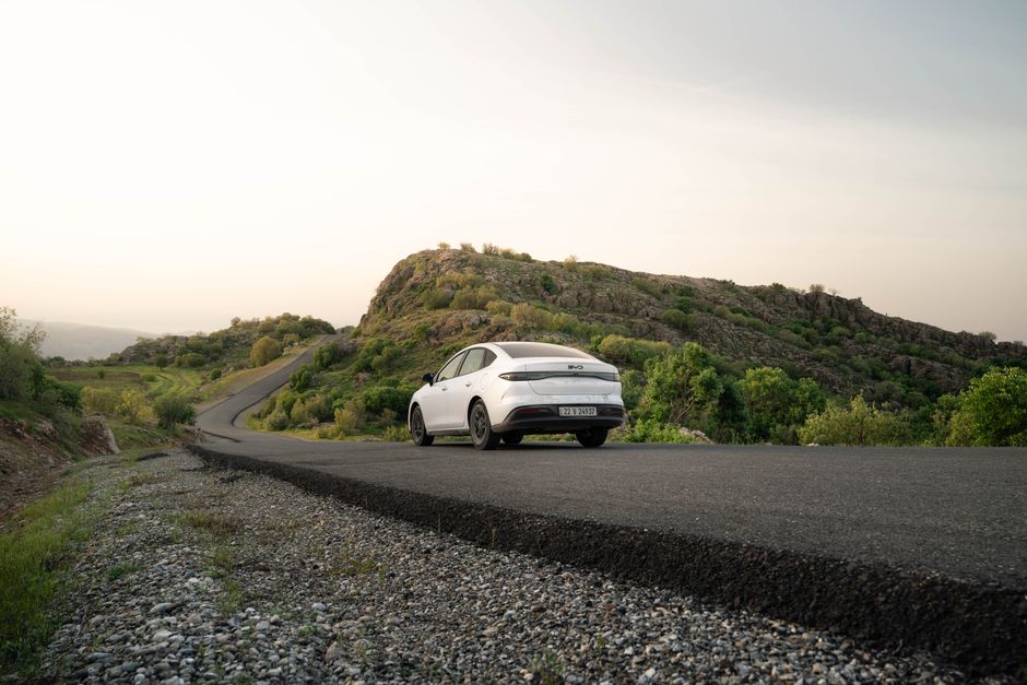 Un coche blanco recorre los pintorescos paisajes de Shaqlawa, Irak, durante un tranquilo paseo al atardecer.