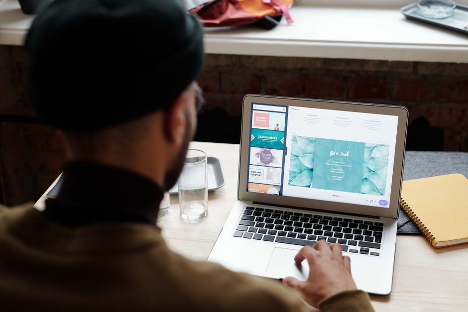 Un hombre usando un portátil para diseño y freelance en interiores, capturando la esencia del trabajo remoto moderno.