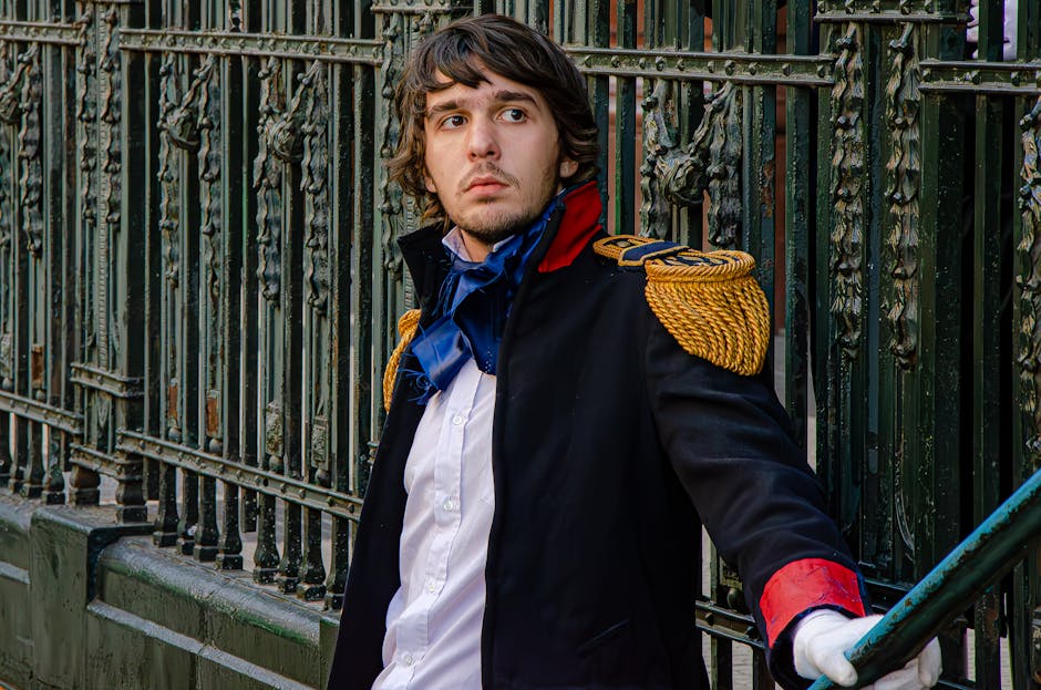 Hombre con traje militar histórico junto a una valla ornamentada en Buenos Aires.
