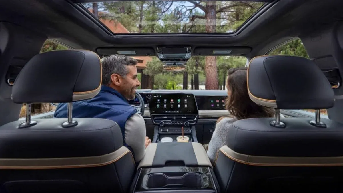 CarPlay sigue en Silverado 2027, ahora en pantalla dividida