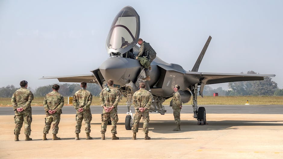 Soldados observan un avión de combate en una exhibición aérea en Bengaluru, India.