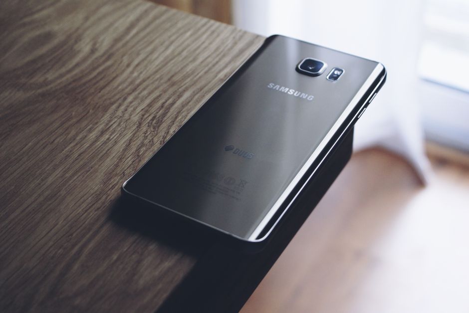 Smartphone Samsung Android Negro Sobre Tablke De Madera Marrón