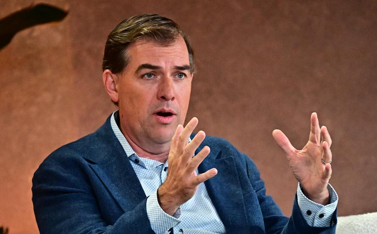 CEO de AWS justifica inversión simultánea en OpenAI y Anthropic