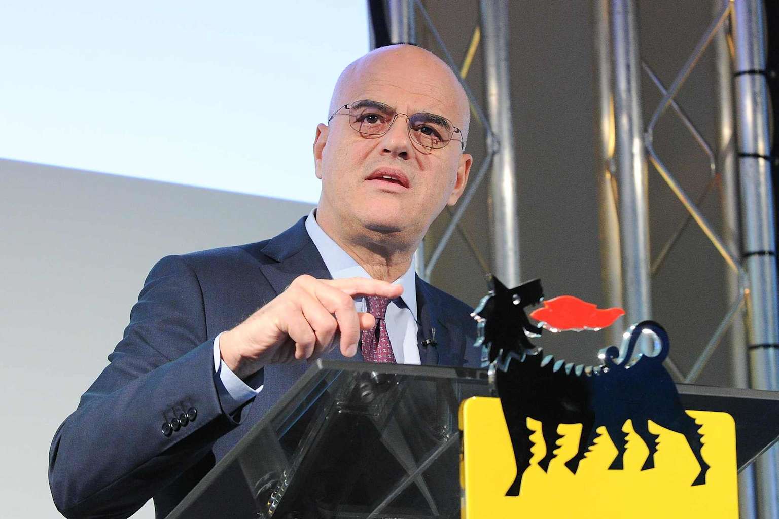 CEO de Eni exige a la UE frenar el veto al gas ruso