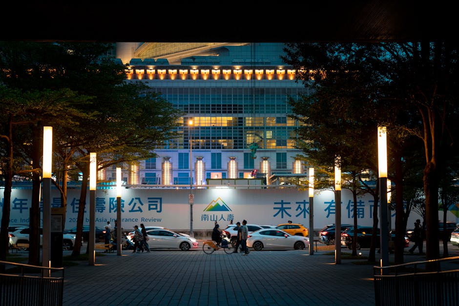 Vibrante escena nocturna con arquitectura moderna iluminada en Taipei, Taiwán, que muestra la vida urbana.