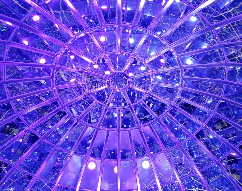 Techo morado vibrante de una cúpula geodésica con iluminación dinámica y un diseño moderno.
