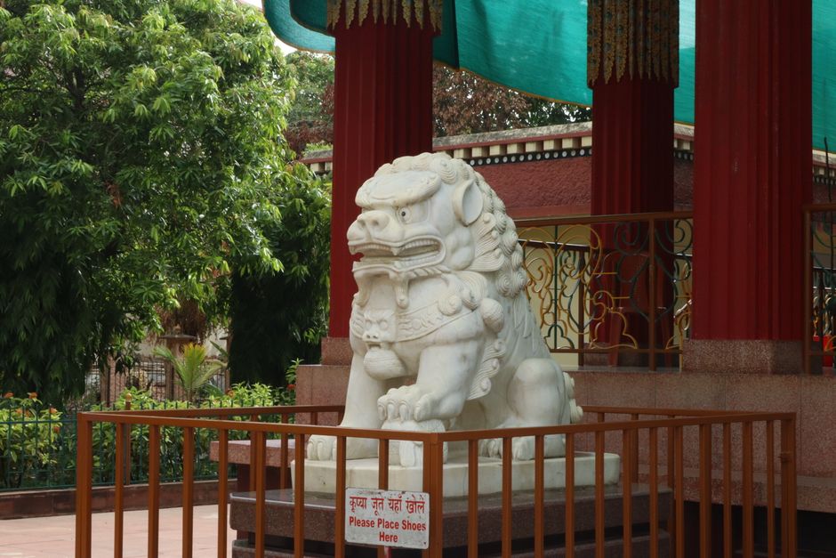 Elegante estatua de piedra blanca en un templo en Bodh Gaya, Bihar, India.