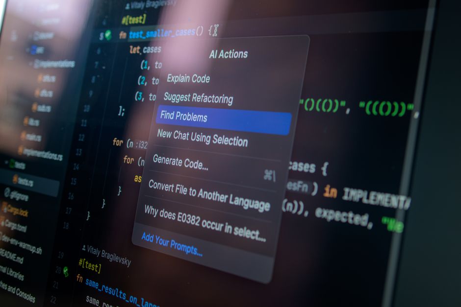Vista detallada de una pantalla de computadora que muestra código con un menú de acciones de IA, ilustrando el desarrollo de software moderno.