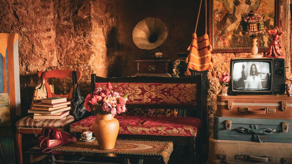 Acogedora sala de estar vintage en Estambul con TV retro, gramófono y decoración floral.
