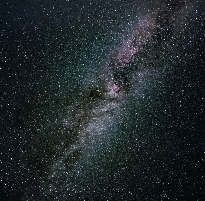 Una vista impresionante de la galaxia de la Vía Láctea llena de innumerables estrellas capturada sobre Argelia.
