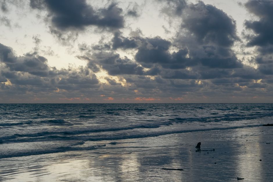 Las tranquilas olas y las espectaculares nubes crean una puesta de sol pintoresca en las islas Andamán.