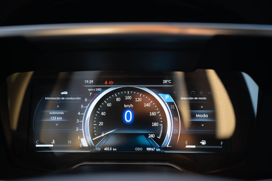 Primer plano del tablero digital de un automóvil en Buenos Aires, que muestra una lectura del velocímetro de cero km/h.