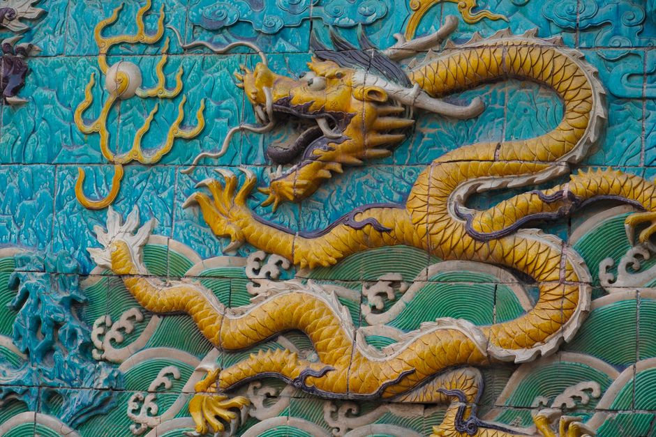 Una obra de arte en azulejos de dragón chino detallada, con un diseño intrincado y colores vibrantes, simbolizando el patrimonio cultural.