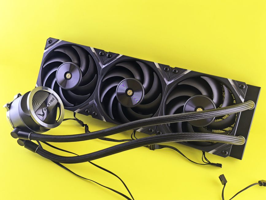 Disipador de CPU de alto rendimiento con radiador de triple ventilador sobre fondo amarillo, ideal para actualizaciones de PC.