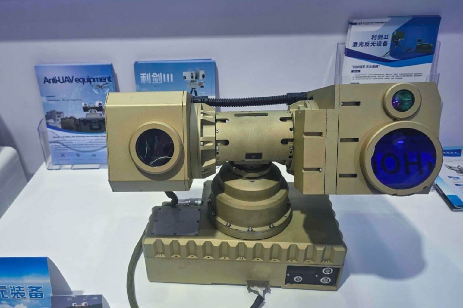 China presenta armas láser portátiles para derribar drones