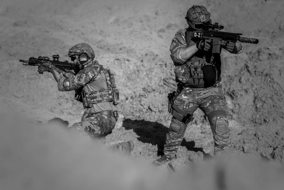 2 Personas En Traje Militar Fotografía En Escala De Grises