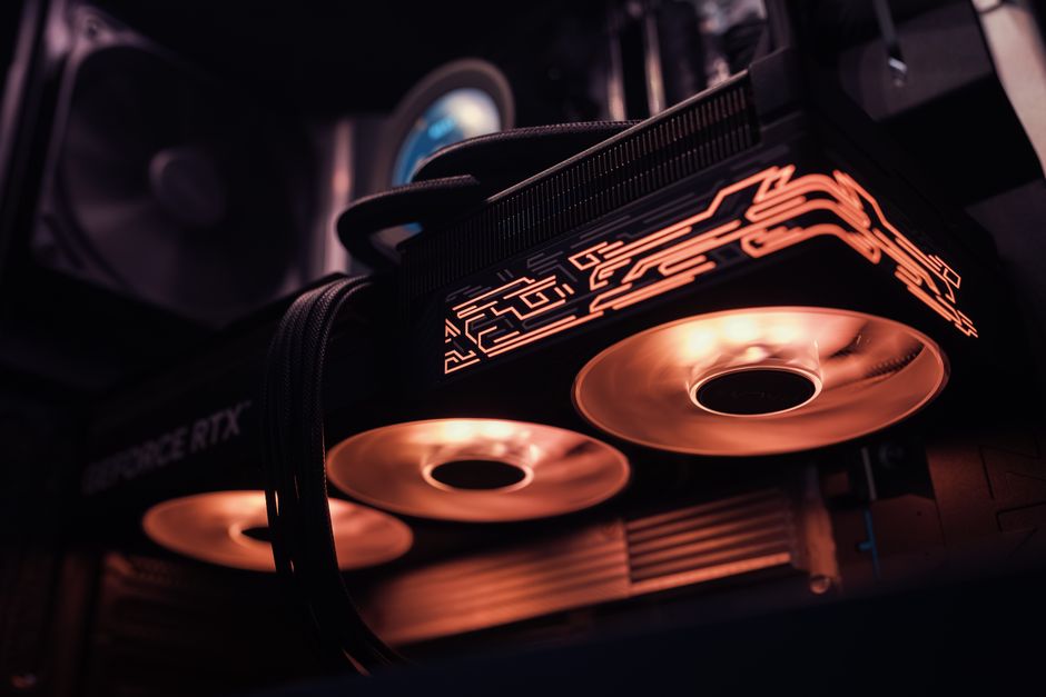Primer plano de una tarjeta gráfica para juegos con ventiladores RGB iluminados, perfecta para configuraciones de juegos de alta gama.