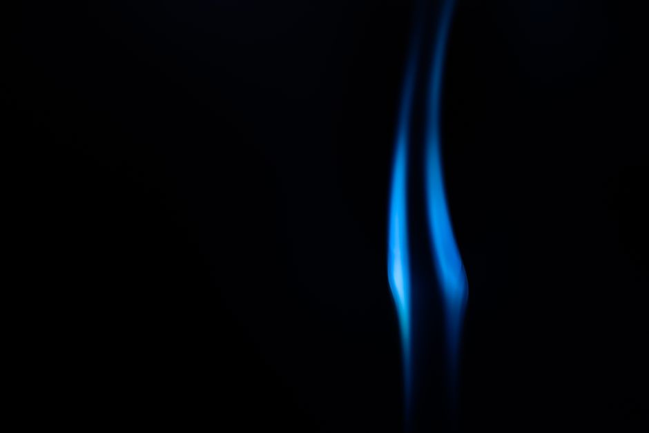 Suave llama azul abstracta contra un fondo negro con espacio para texto.
