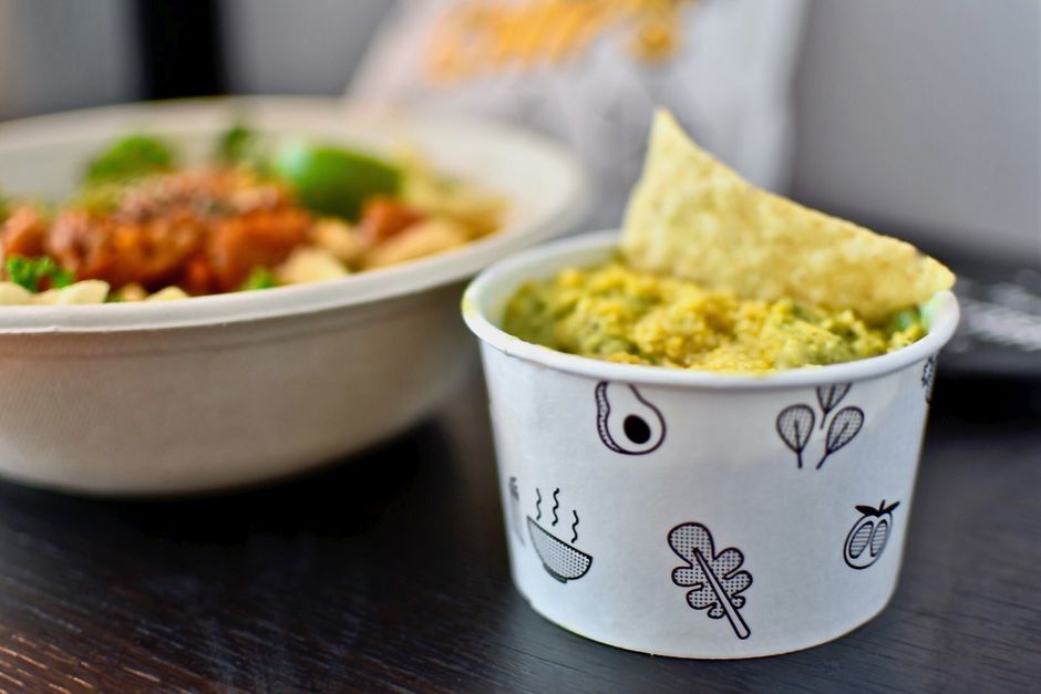 Comida En Tazón Y Taza Desechable