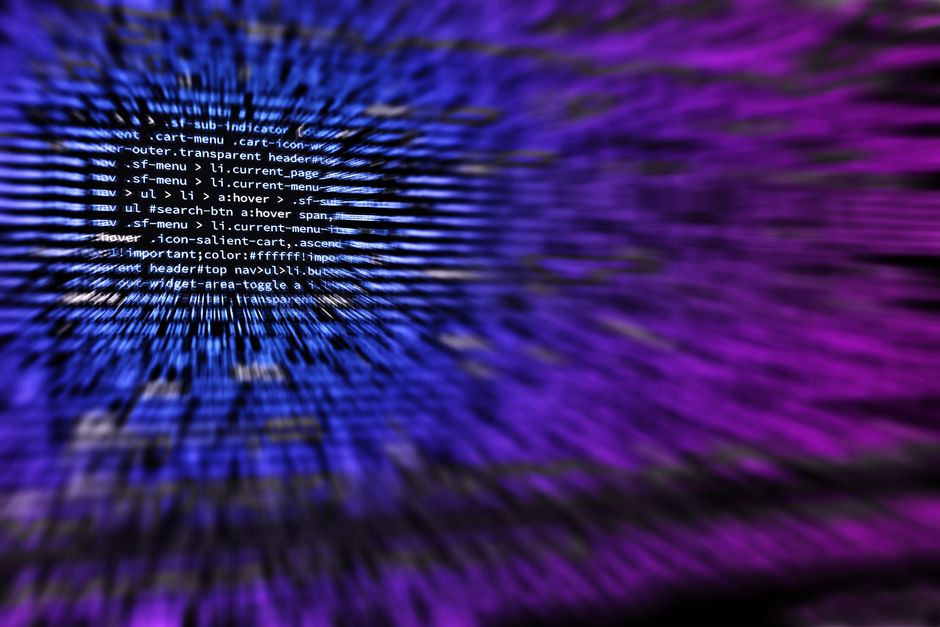 Fondo abstracto dinámico con código de computadora en foco y efecto borroso.