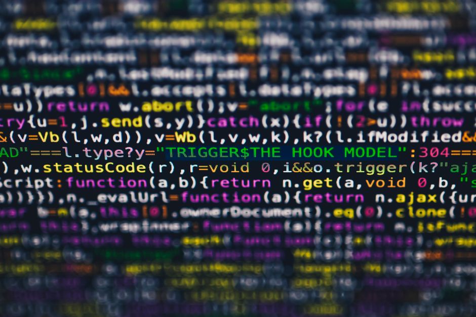 Primer plano vibrante de líneas de código de programación multicolores mostradas en una pantalla.