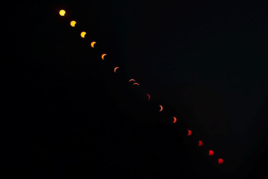 Una secuencia fascinante de un eclipse solar fotografiado en el cielo nocturno sobre Francia.