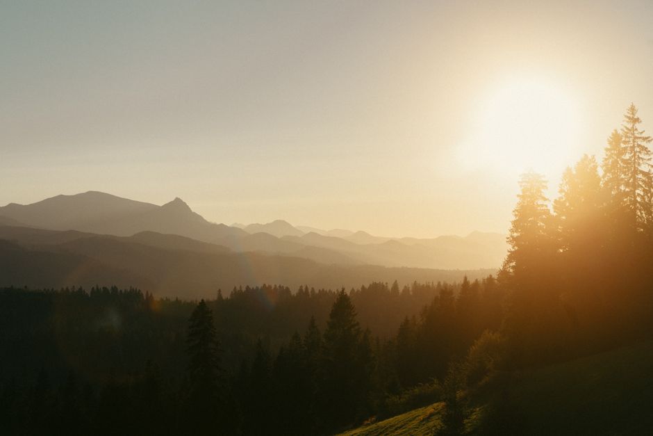 Una puesta de sol impresionante sobre los montes Tatra en Zakopane, Polonia, que resalta la serena belleza natural.