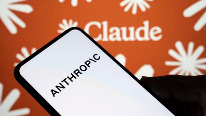 Claude sufre caída global tras anuncio de salida a bolsa