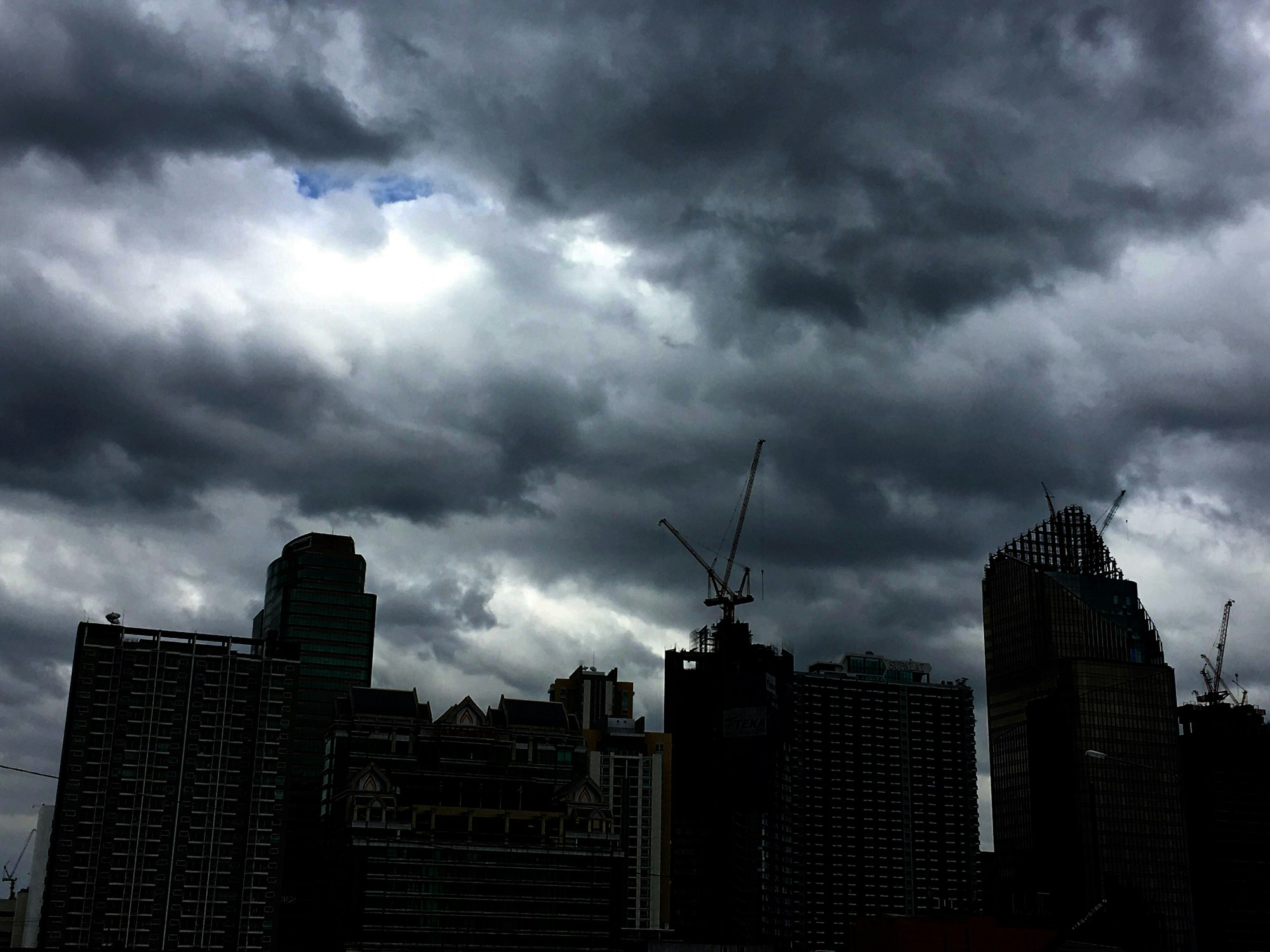 Clima extremo en México: Tormentas intensas y calor de 45°C