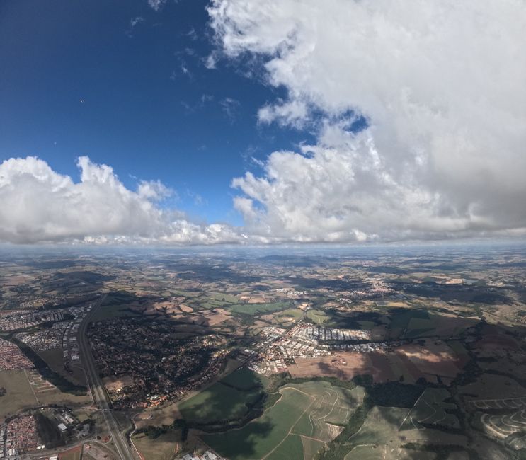 Impresionante vista aérea de un paisaje rural con extensos campos bajo un cielo azul intenso.