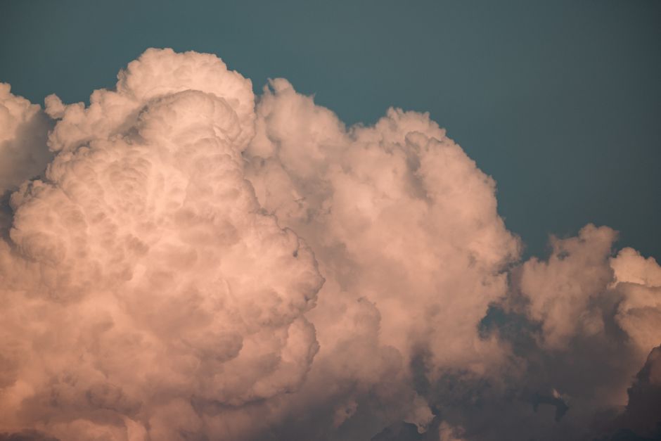 Cautivadora vista de nubes cúmulos en un cielo despejado sobre Trentino-Tirol del Sur, Italia.