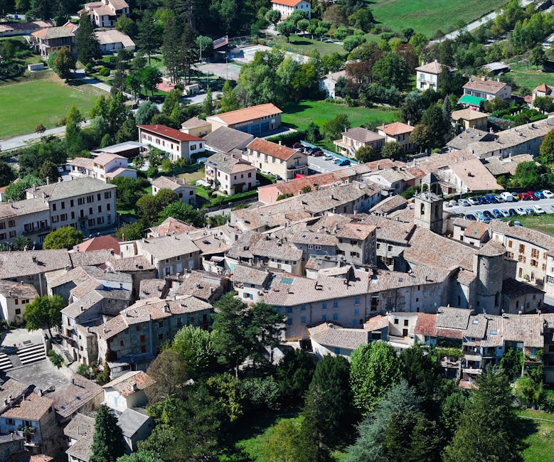 Explora los encantadores tejados de terracota y la exuberante vegetación de Annot, un pintoresco pueblo de Provenza, Francia, capturado desde arriba.