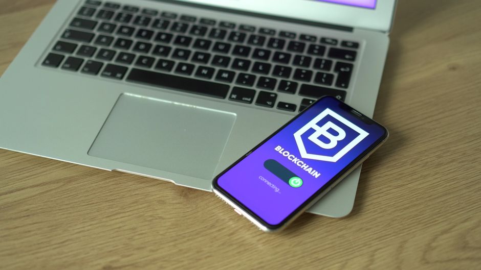 Fotos de stock gratuitas de aplicación blockchain, aplicación de teléfono inteligente, aplicación movil