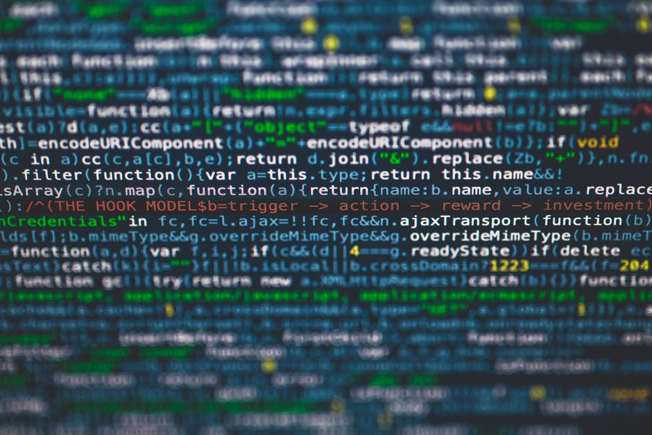 Vista detallada de código de programación colorido en una pantalla de ordenador.