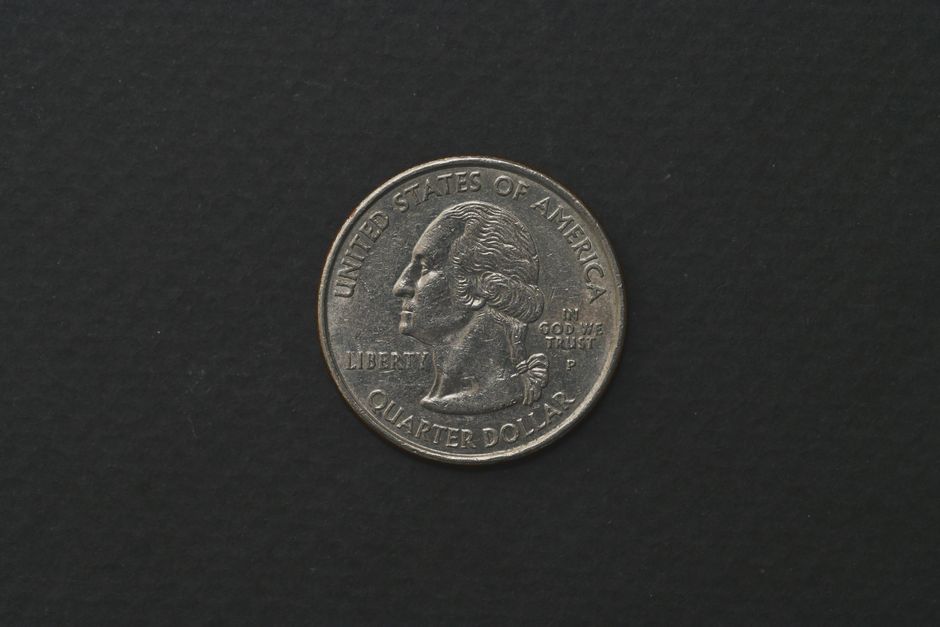 Vista detallada de una moneda de un cuarto de dólar estadounidense con George Washington.