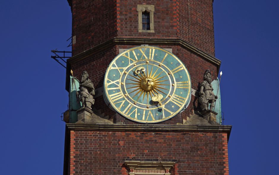 Primer plano de la histórica torre del reloj del Ayuntamiento de Wrocław, en Polonia.