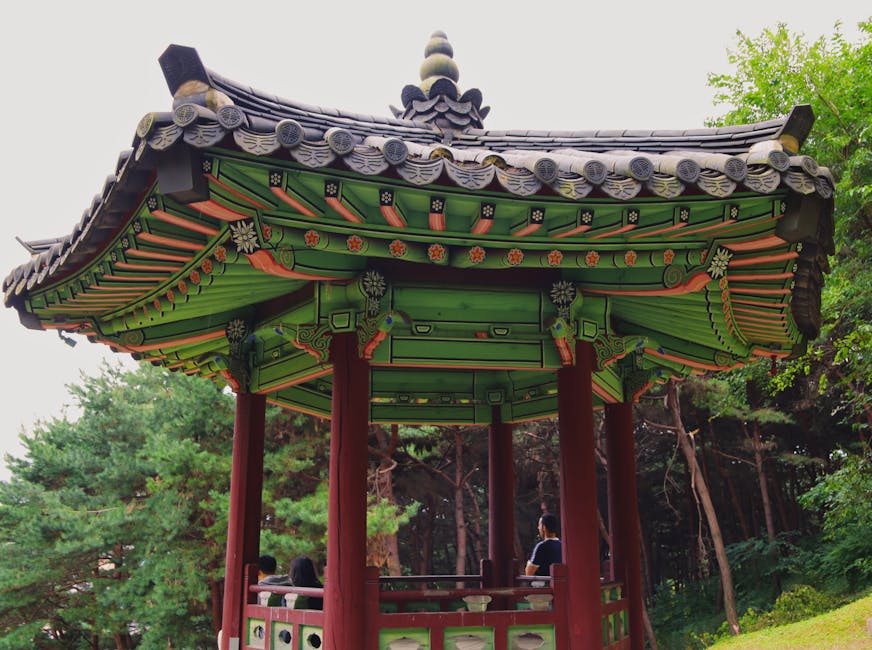 Hermoso mirador tradicional coreano ubicado en un parque tranquilo en Suwon, Corea del Sur.
