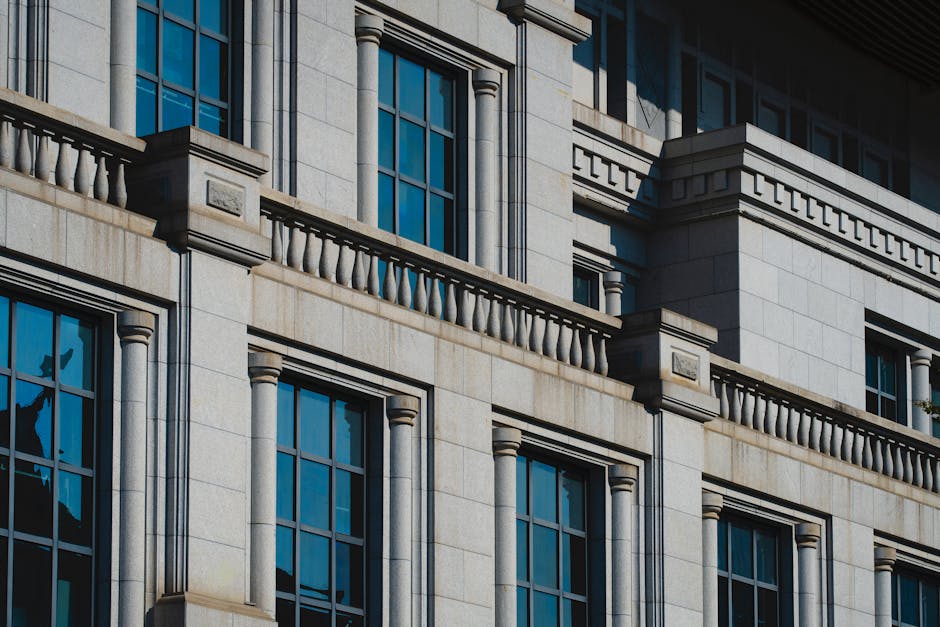 Captura de una elegante fachada de edificio urbano que muestra elementos arquitectónicos y diseño clásicos.