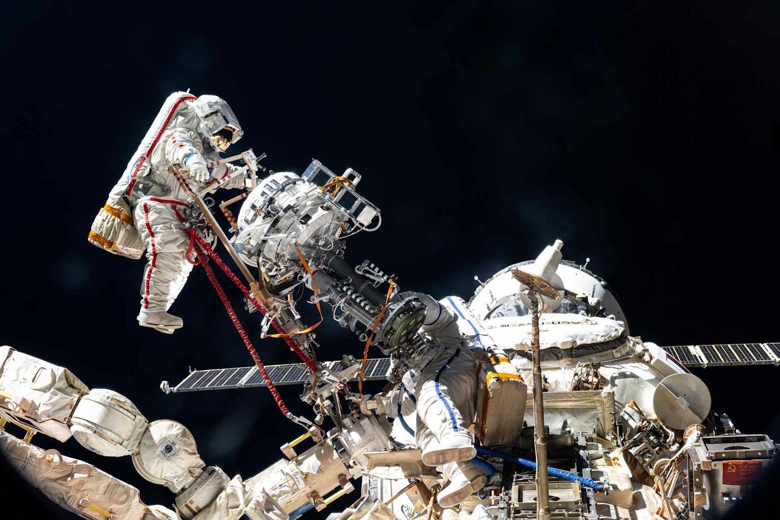 Cosmonautas rusos completan caminata espacial en la ISS