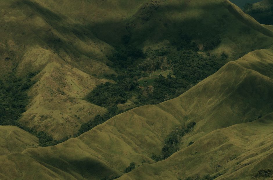 Exuberantes colinas verdes y paisaje forestal en Impasug-ong, norte de Mindanao, Filipinas.