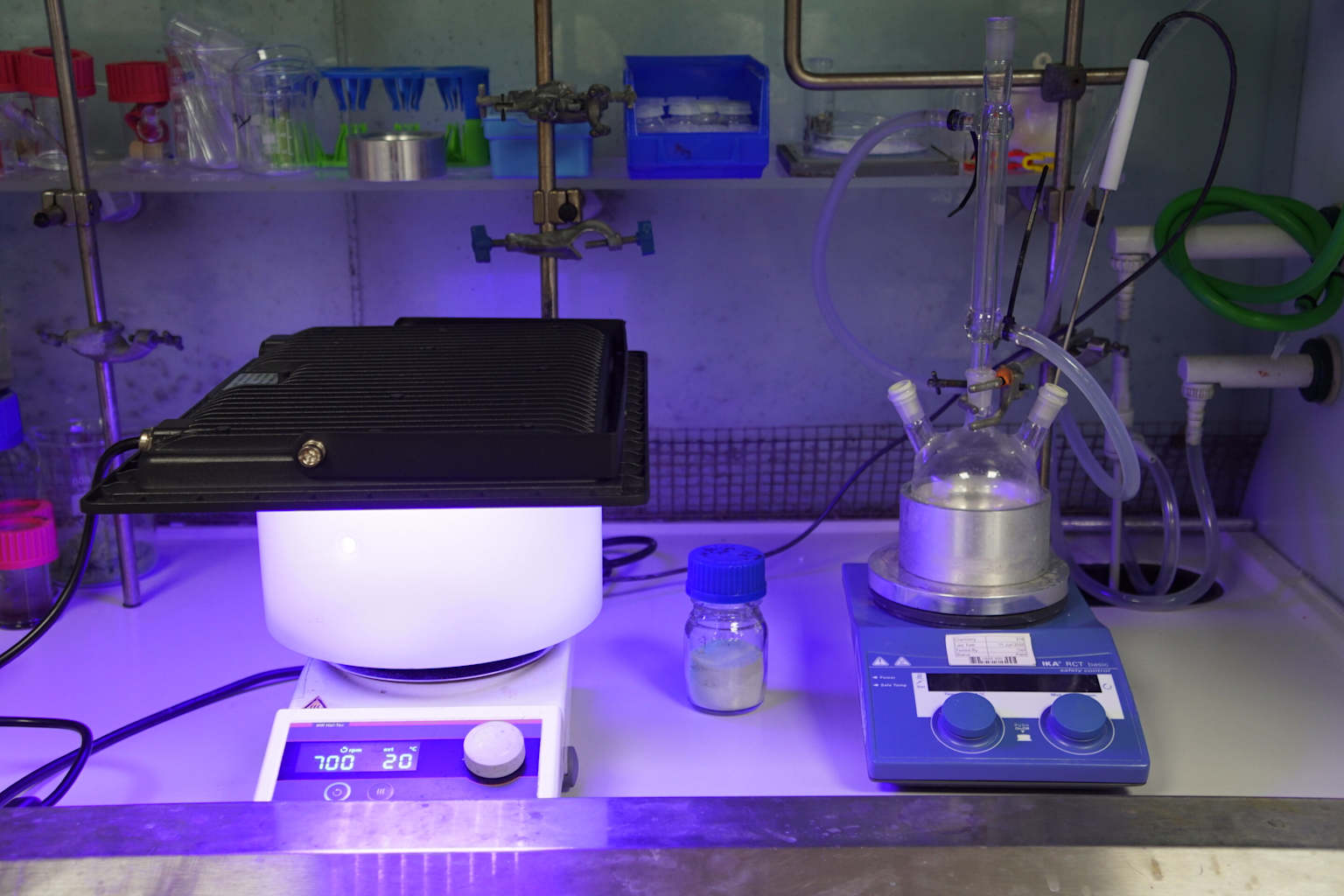 Crean reactor solar que convierte plástico en hidrógeno