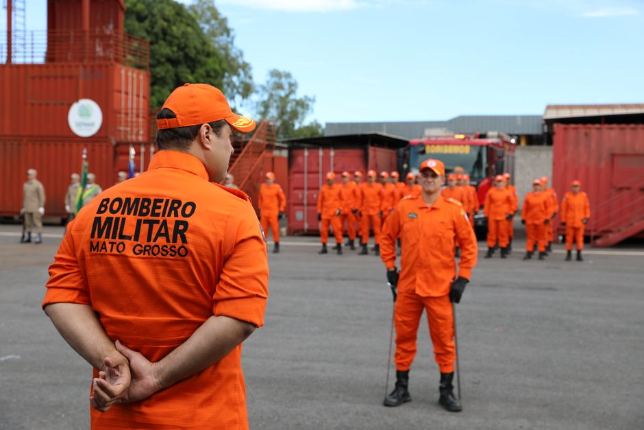 Bomberos uniformados de Mato Grosso en formación para un ejercicio de entrenamiento al aire libre.