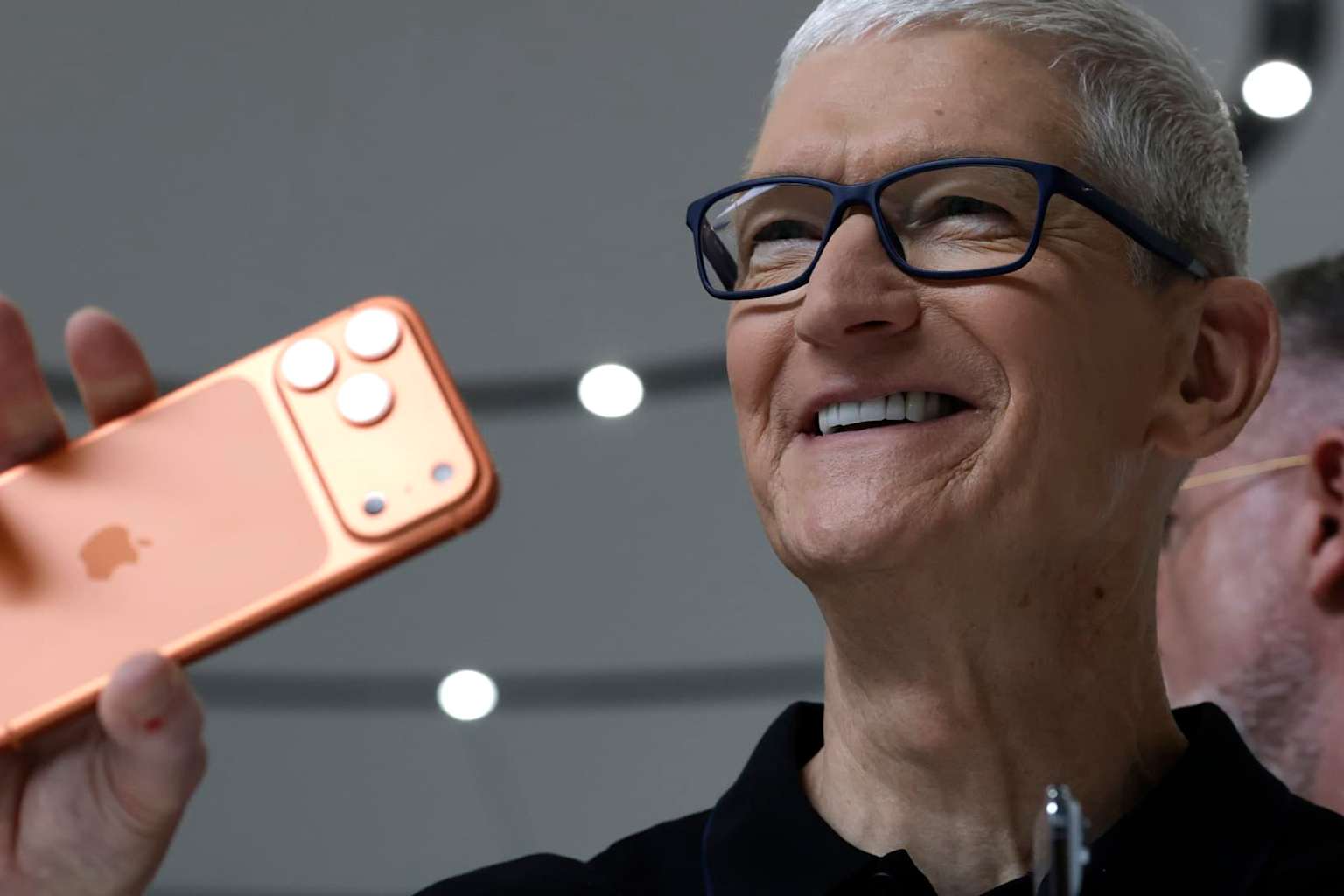 Crisis de chips de memoria golpeará a Apple, advierte Cook