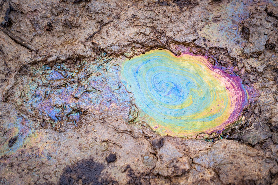 Colores vibrantes del arco iris en el derrame de petróleo en un terreno fangoso en Bonny, Nigeria.
