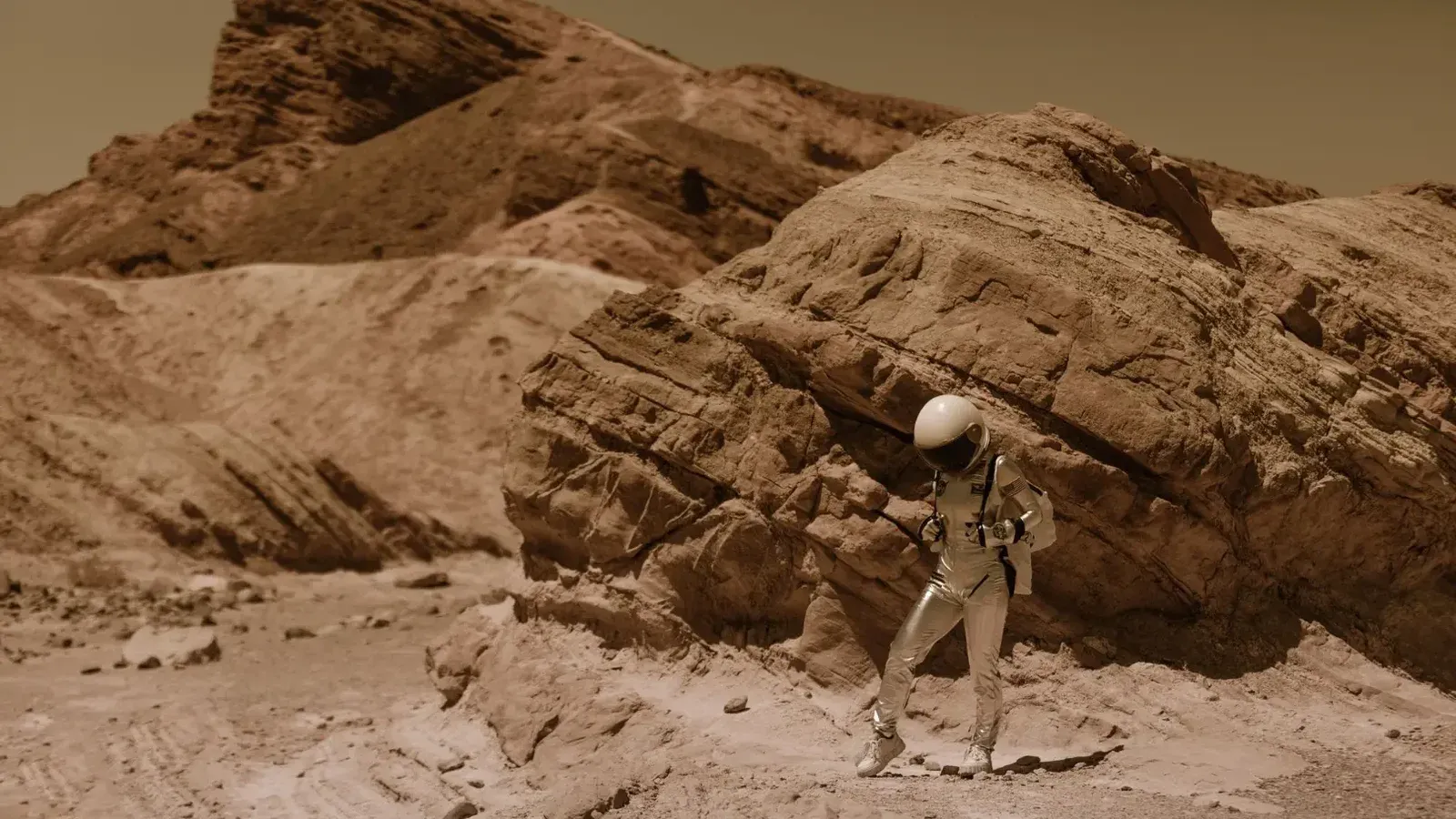 Curiosity cumple 5,000 soles con dos vistas de Marte