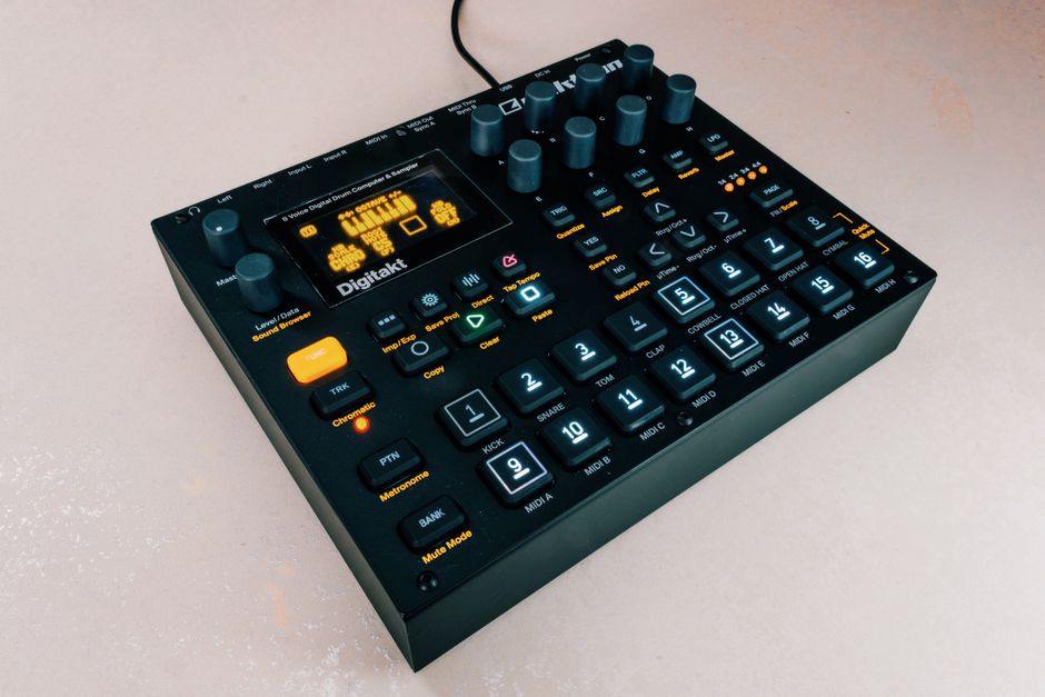 Vista superior de un sampler de música electrónica Digitakt con botones y perillas iluminadas.