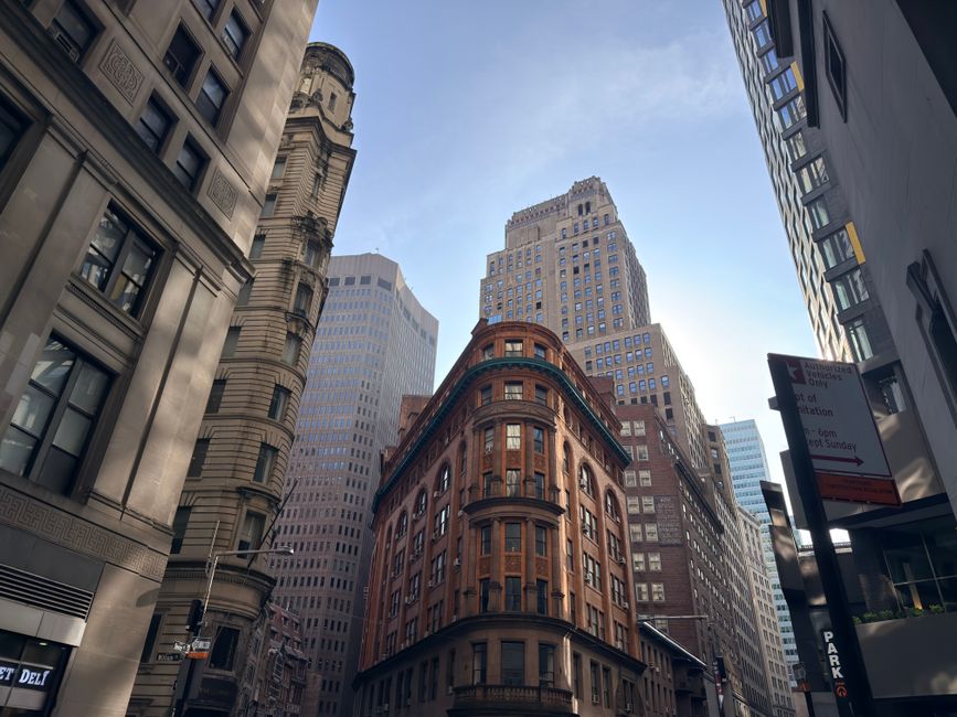 Vista de edificios históricos y rascacielos en la ciudad de Nueva York, que muestran diversos estilos arquitectónicos.